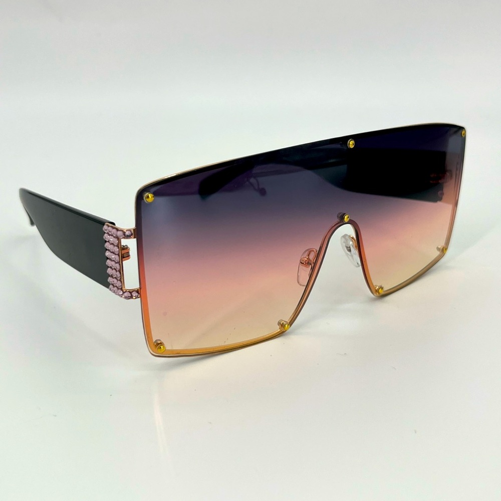 Elegant Gradient Sunglasses with Pink Accents